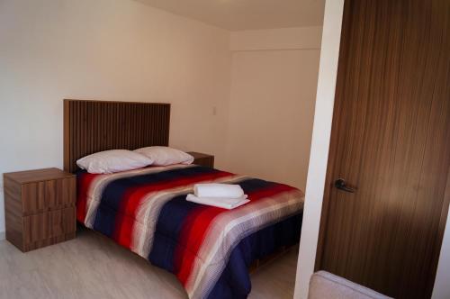 1 dormitorio con 1 cama con 2 toallas en Depto 5 Centro Expositor, en Puebla