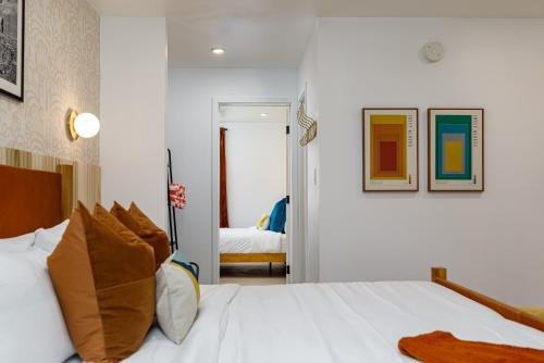Ένα ή περισσότερα κρεβάτια σε δωμάτιο στο Quail Park Lodge