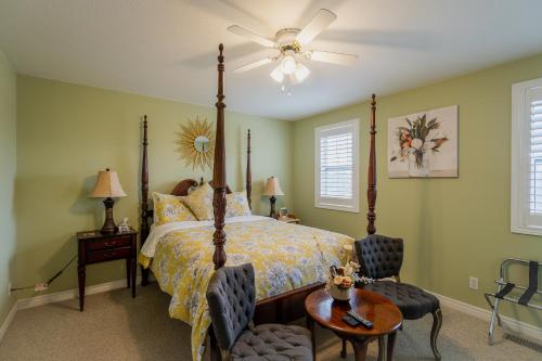 a bedroom with a bed and a table and chairs at Old Town Country Landing in Niagara-on-the-Lake