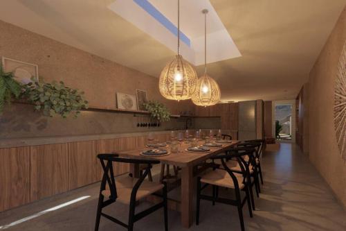 帕拉卡斯的住宿－Acogedora Casa en Condominio Oasis，用餐室配有桌椅和灯光