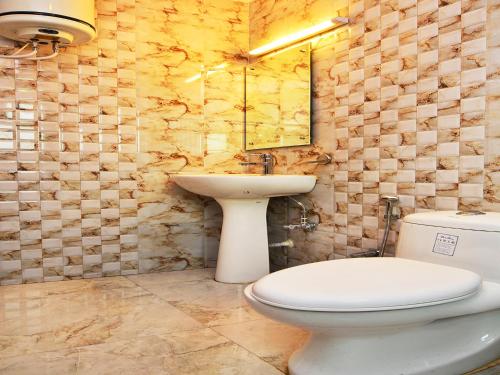 Ванна кімната в Hotel Shri Vinayak at New Delhi Railway Station-By RCG Hotels