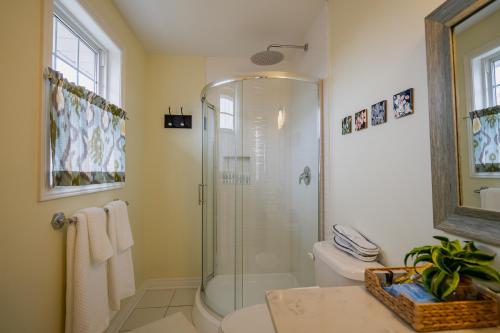 a bathroom with a shower and a toilet and a sink at Old Town Country Landing in Niagara on the Lake