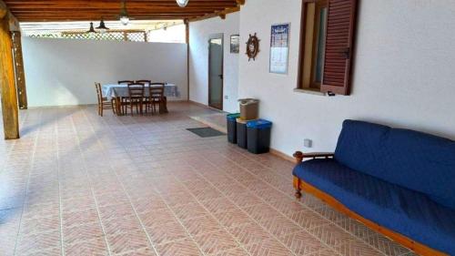 - un salon avec un canapé bleu et une table dans l'établissement Ferienwohnung für 6 Personen ca 80 qm in Pittulongu, Sardinien Gallura - b53984, à Olbia