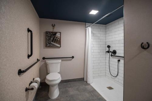 uma casa de banho com um WC e um chuveiro em Renaissance Dallas Addison em Addison