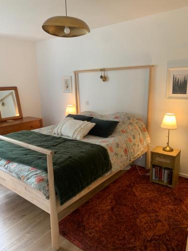 - une chambre avec un lit et une couette verte dans l'établissement The Forest NewtHome, à Capbreton