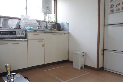 Una cocina o cocineta en 布施温泉ステイ　ウエスト