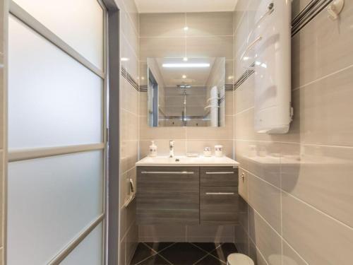 Koupelna v ubytování Charmant gîte familial à La Baule avec jardin, terrasse, WiFi et équipements bébé - FR-1-306-1073