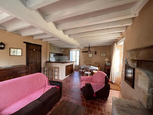 un salon avec un canapé et une table dans l'établissement Gîte en Berry avec jardin, cheminée, jeux enfants - calme assuré en pleine nature - FR-1-591-158, à Sainte-Fauste