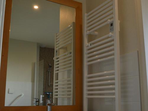 einen Spiegel im Bad mit Spiegelreflexion in der Unterkunft Gîte Pouligny-Saint-Martin, 4 pièces, 8 personnes - FR-1-591-224 in Pouligny-Saint-Martin