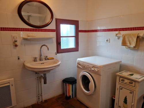 a bathroom with a washing machine and a sink at Charmant gîte rénové avec jardin, proche du Val de Loire et du Sancerrois, idéal pour familles - FR-1-590-33 in Beaulieu-sur-Loire