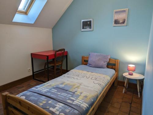 een kleine slaapkamer met een bed en een tafel bij Gîte La Bussière, 4 pièces, 5 personnes - FR-1-590-161 in La Bussière