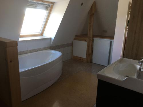 Ένα μπάνιο στο Gîte au Calme Proche de Nancy avec Terrasse Privative et Parking - FR-1-584-103