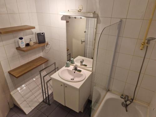 y baño con lavabo, ducha y bañera. en Gîte Lunéville, 4 pièces, 5 personnes - FR-1-584-106, en Lunéville