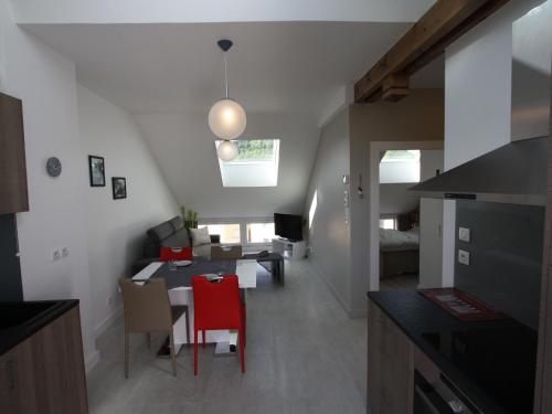 une cuisine et une salle à manger avec une table et des chaises dans l'établissement Appartement neuf et lumineux à Gérardmer, proche du lac - FR-1-589-88, à Gérardmer