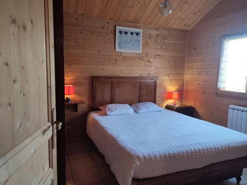 a bedroom with a bed in a wooden cabin at Gîte Le Tholy, 4 pièces, 6 personnes - FR-1-589-121 in Le Tholy