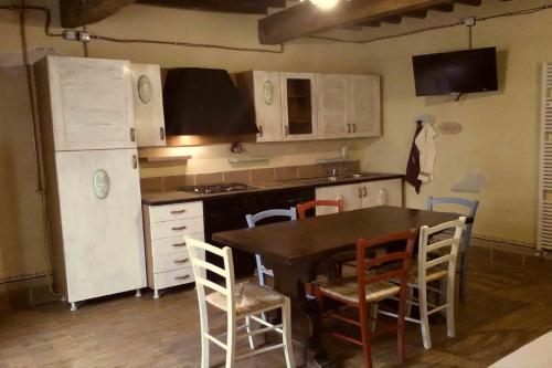 a kitchen with a table and chairs and a refrigerator at Ferienwohnung für 6 Personen ca 65 qm in Sansepolcro, Toskana Provinz Arezzo in Sansepolcro
