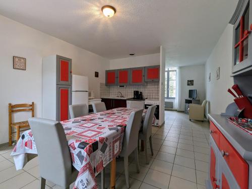 une cuisine et une salle à manger avec une table et des chaises dans l'établissement Gîte chaleureux 6 pers avec cour privée en bord de rivière près de Langeac - FR-1-582-11, à Saint-Julien-des-Chazes
