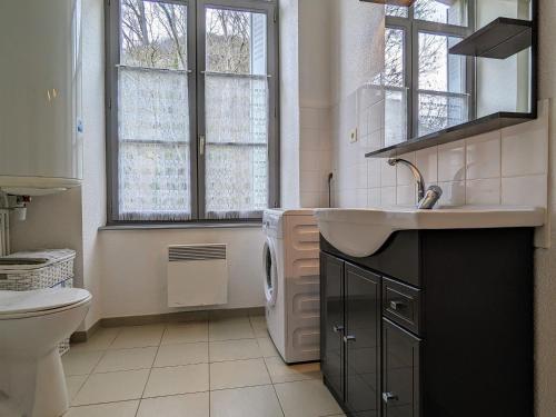 ein Badezimmer mit einem Waschbecken und einer Waschmaschine in der Unterkunft Gîte Saint-Julien-des-Chazes, 4 pièces, 6 personnes - FR-1-582-11 in Saint-Julien-des-Chazes