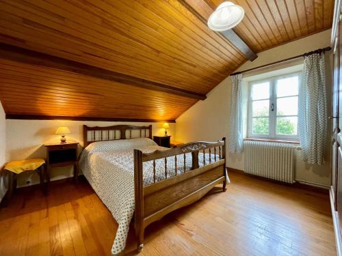 een slaapkamer met een bed en een houten plafond bij Gîte Araules, 4 pièces, 6 personnes - FR-1-582-235 in Araules