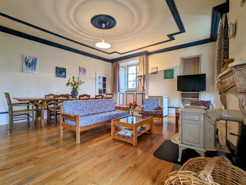 un salon avec un canapé et une table dans l'établissement Maison indépendante avec terrasse et jardin clos à Yssingeaux, proche loisirs et commerces - FR-1-582-144, à Yssingeaux