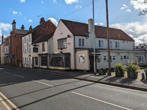 um edifício branco ao lado de uma rua em The Tiger - formerly Cassia Rooms em Worksop