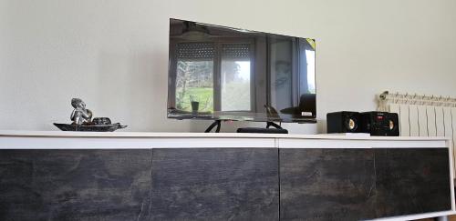 un espejo encima de un tocador en una habitación en Nuevo Apartamento Vacacional en Cantabria, en Renedo de Piélagos
