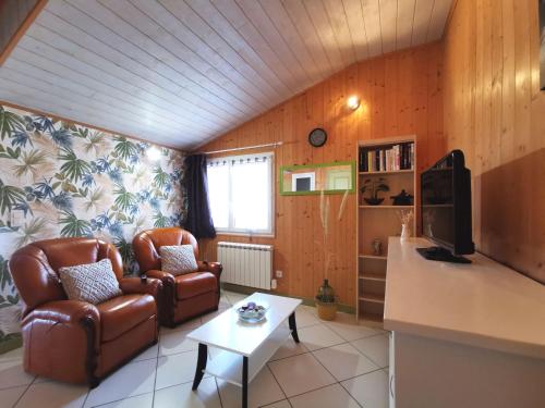 un salon avec un canapé et une table dans l'établissement Charmant Gîte Rénové avec Sauna en Haute-Loire, Parfait pour Randonnées et Repos - FR-1-582-344, à Saint-Just-près-Brioude