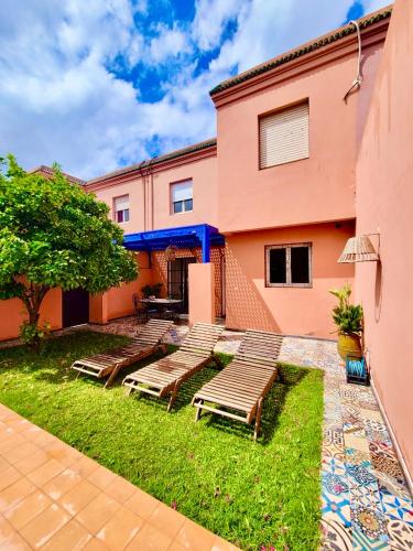 un groupe de bancs devant un bâtiment dans l'établissement Villa Kalthoum, à Marrakech