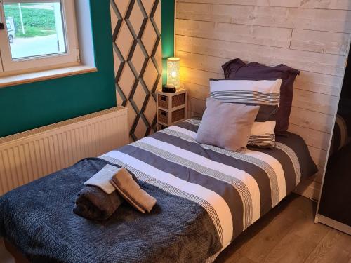 Un dormitorio con una cama con una toalla. en Gîte Sigloy, 3 pièces, 5 personnes - FR-1-590-258, en Sigloy