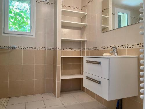 łazienka z umywalką i lustrem w obiekcie Maison de vacances spacieuse près de la forêt, avec jardin, cheminée, wifi, et équipements de loisirs. - FR-1-306-1223 w mieście Le Gâvre