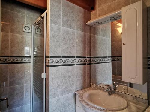 Kúpeľňa v ubytovaní Gîte Authentique pour 2-3 Pers. avec Cour, Terrain et Pêche, à Proximité de Brioude et Blesle - FR-1-582-353