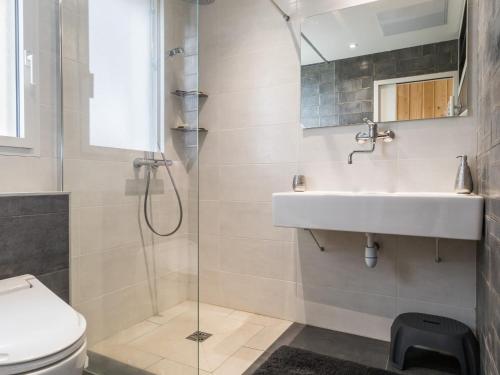 ein Bad mit einem Waschbecken und einer Dusche in der Unterkunft Gîte Saint-Brevin-les-Pins, 1 pièce, 2 personnes - FR-1-306-1236 in Saint-Brevin-les-Pins