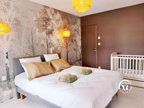1 dormitorio con cama blanca grande y cuna en Gîte Saulges, 6 pièces, 10 personnes - FR-1-600-222 en Saulges