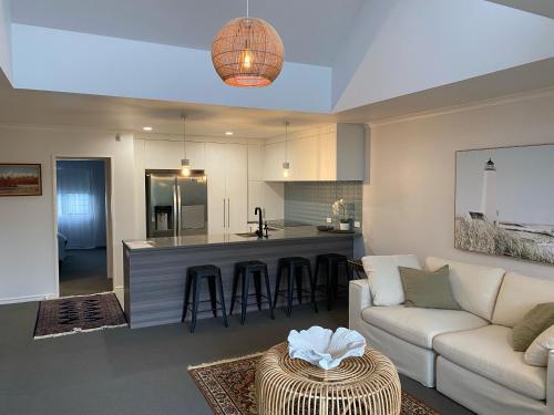 Nhà bếp/bếp nhỏ tại Sea Breeze 3 bedroom Apartment Mount Maunganui