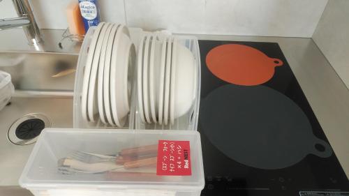 富士河口湖町にあるスマートコテージアイアンネストのオープン冷蔵庫(食器、調理器具付)