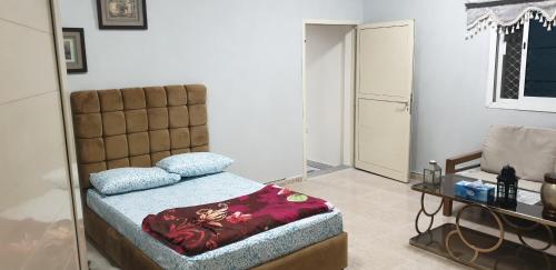 um quarto com uma cama e uma mesa de vidro em HOUSE IN AL AIN - 3 em Al Ain