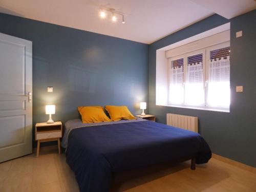 a blue bedroom with a bed with two yellow pillows at Gîte Thivars, 4 pièces, 6 personnes - FR-1-581-114 in Thivars