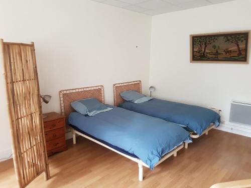 ein Zimmer mit 2 Betten und einer Kommode darin in der Unterkunft Gîte Bucy-Saint-Liphard, 1 pièce, 2 personnes - FR-1-590-413 