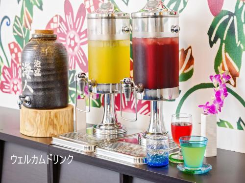 Toyoko Inn Okinawa Naha Asahibashi Ekimae في ناها: اثنين من المشروبات في glassutes جالسين على طاولة مع أكواب