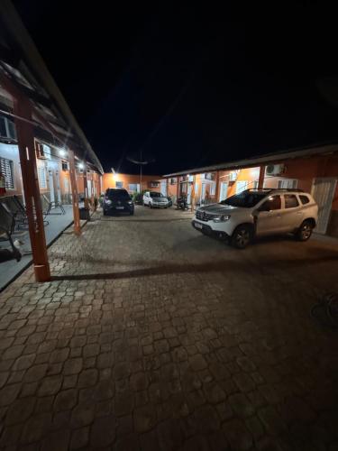 Hotel Planalto في Conceição do Araguaia: موقف سيارة في الليل