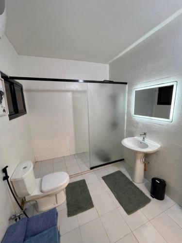 un baño con inodoro y lavabo en Le cocon by sdm, en Dakar