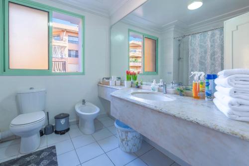 uma casa de banho com um lavatório e um WC em Grand Cozy Apartment in Heart of Hivernage em Marrakech