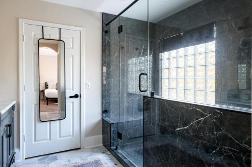 een badkamer met een inloopdouche en een spiegel bij *NEW* La Maison Meza in Avondale