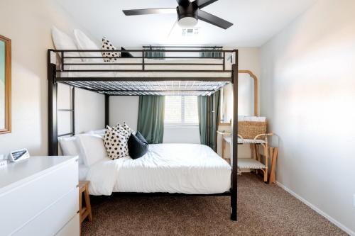 een slaapkamer met een stapelbed en een plafondventilator bij *NEW* La Maison Meza in Avondale