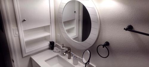 uma casa de banho com um lavatório e um espelho em J House em St. Petersburg