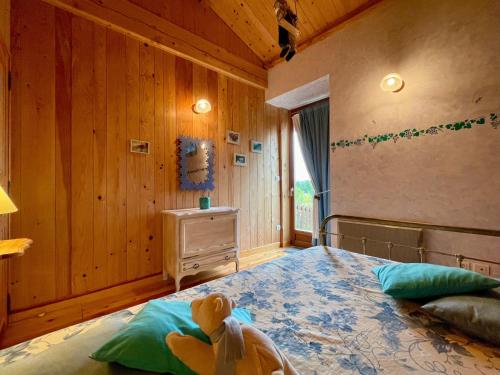 ein Schlafzimmer mit einem Teddybär auf einem Bett in der Unterkunft Gîte Saugues, 4 pièces, 6 personnes - FR-1-582-127 in Saugues