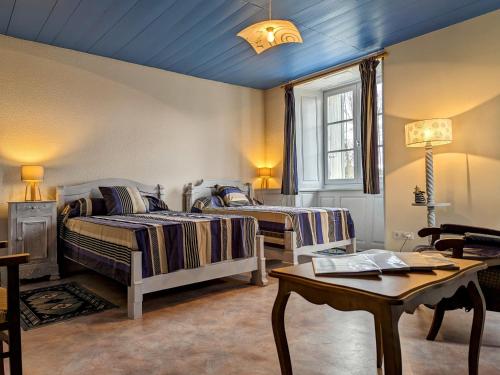 1 Schlafzimmer mit 2 Betten, einem Tisch und einem sidx sidx sidx in der Unterkunft Gîte Yssingeaux, 4 pièces, 6 personnes - FR-1-582-144 in Yssingeaux