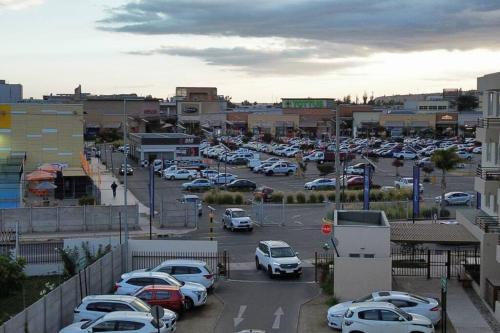 un parcheggio pieno di auto in città di Departamento equipado 206 Ovalle a Ovalle