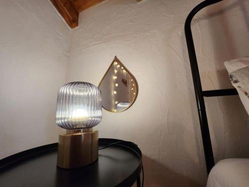 una lámpara en una mesa junto a una cama en Refúgio de Velada - Nisa, en Nisa