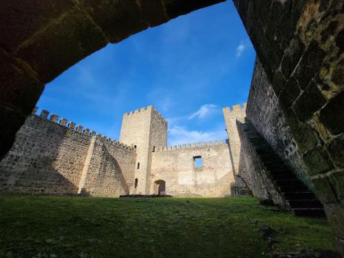 un castillo grande con un cielo azul en el fondo en Refúgio de Velada - Nisa, en Nisa